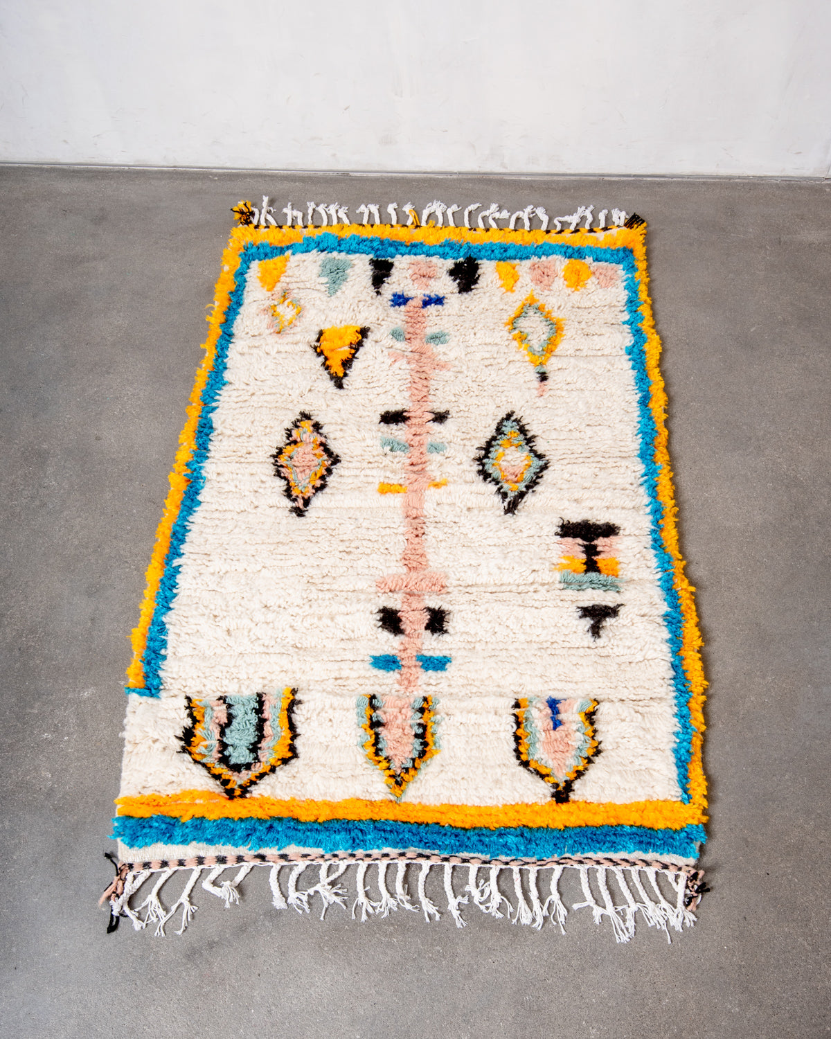 Modern designer handcrafted Berber rug from Morocco. Azilal rug with beautiful colors and patterns. Made of sheep’s wool and colourful cotton.